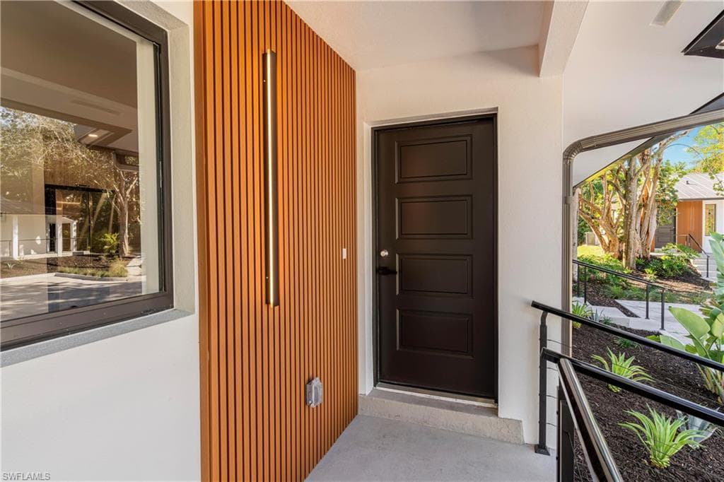 2616 Lakeview DR, NAPLES FL 34112-18