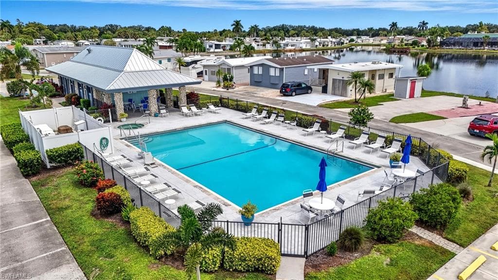 37 Bass LN, NAPLES FL 34114-27
