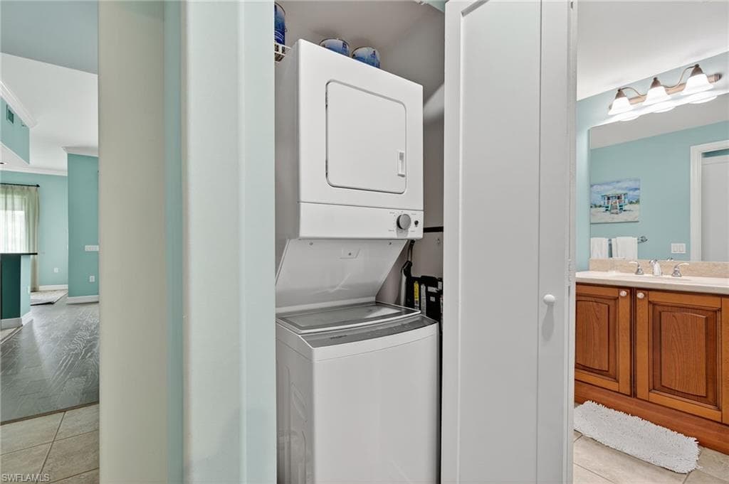 975 Sandpiper ST # A204, NAPLES FL 34102-9