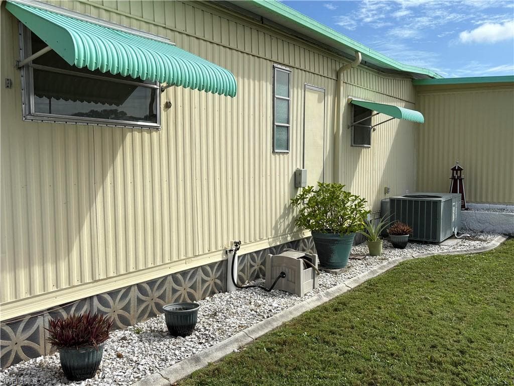 892 Homestead DR, NORTH FORT MYERS FL 33917-2