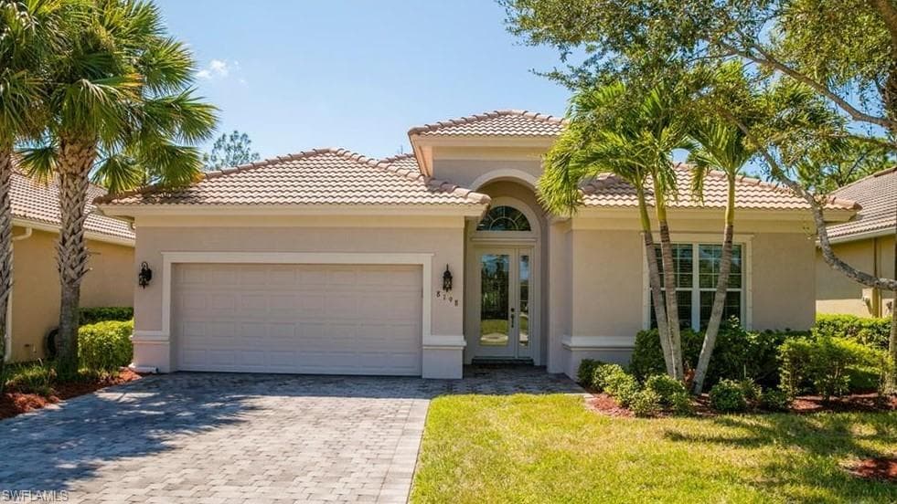 8198 Valiant DR, NAPLES FL 34104-2