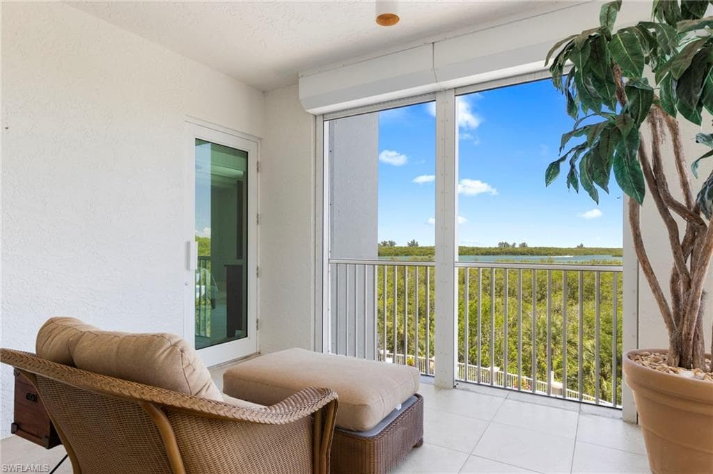 285 GRANDE WAY # 404, NAPLES FL 34110-27