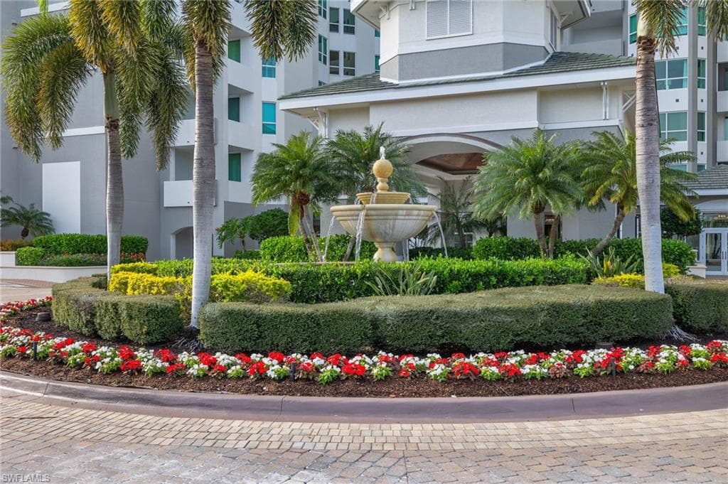 285 GRANDE WAY # 404, NAPLES FL 34110-37