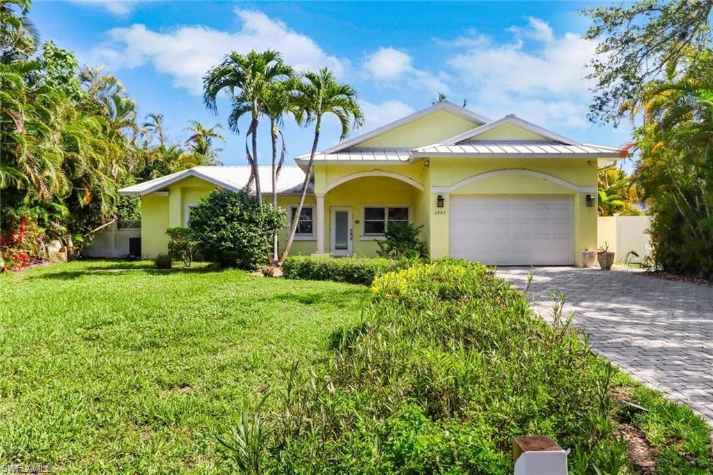 2447 Harbor RD, NAPLES FL 34104-4