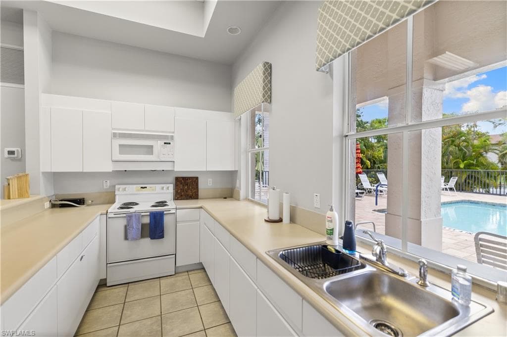 200 Diamond CIR # 207, NAPLES FL 34110-28