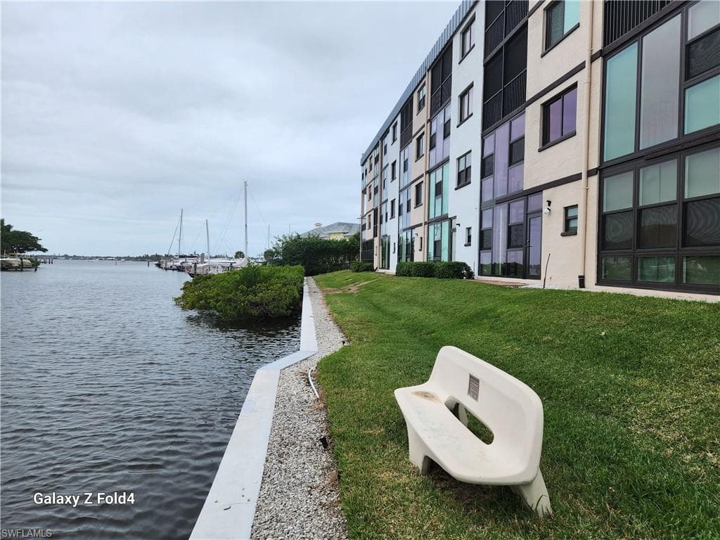 805 RIVER POINT DR # 307, NAPLES FL 34102-22