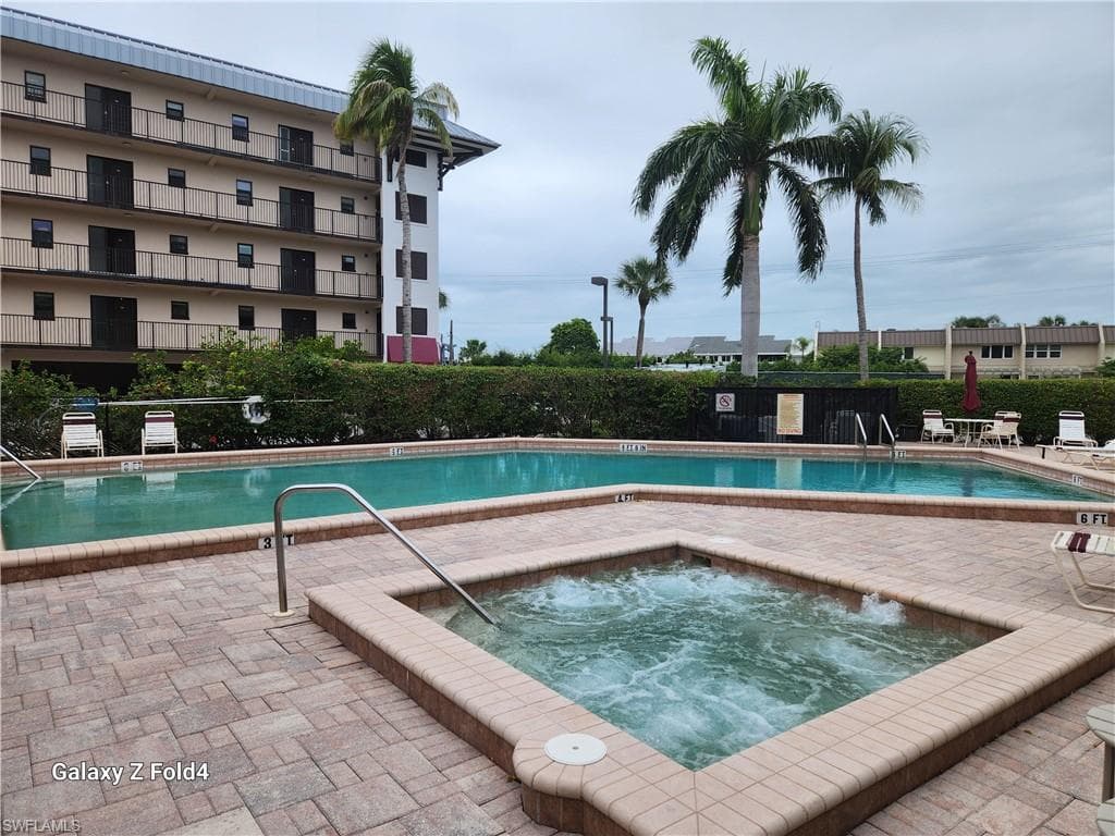 805 RIVER POINT DR # 307, NAPLES FL 34102-17