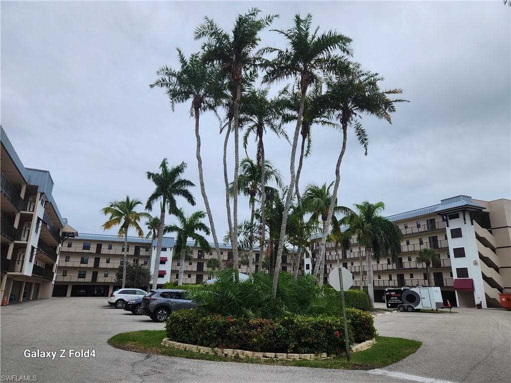 805 RIVER POINT DR # 307, NAPLES FL 34102-10