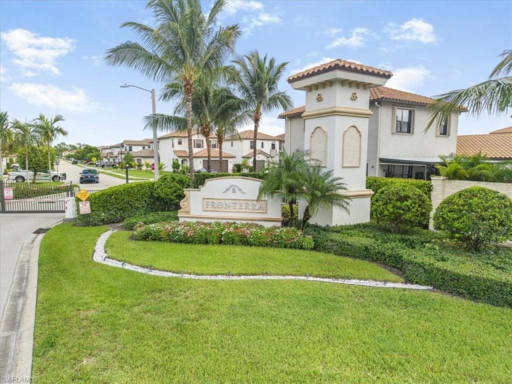 8805 Madrid CIR, NAPLES FL 34104-3