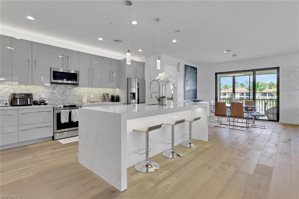 15161 Palmer Lake CIR # 202, NAPLES FL 34109-4