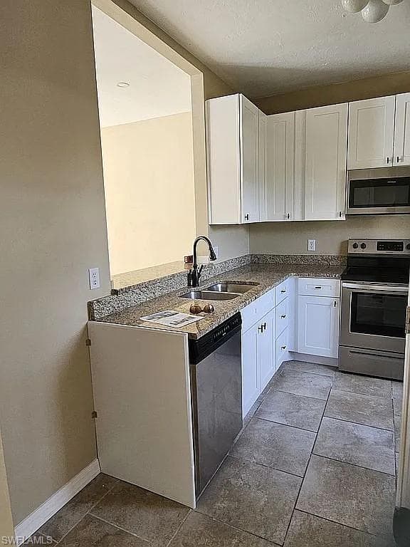 6123 Lake Front DR, FORT MYERS FL 33908-3