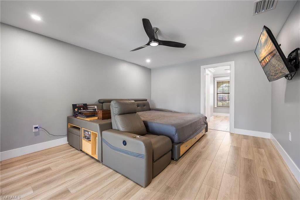 1860 Marina CIR, NORTH FORT MYERS FL 33903-22