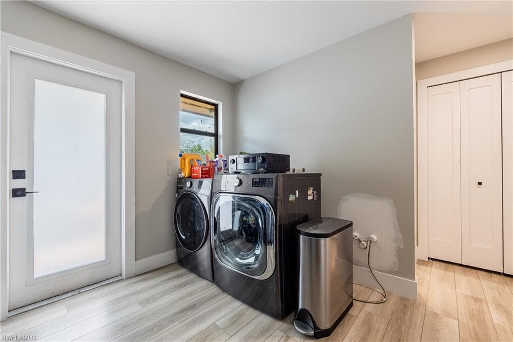 1860 Marina CIR, NORTH FORT MYERS FL 33903-27