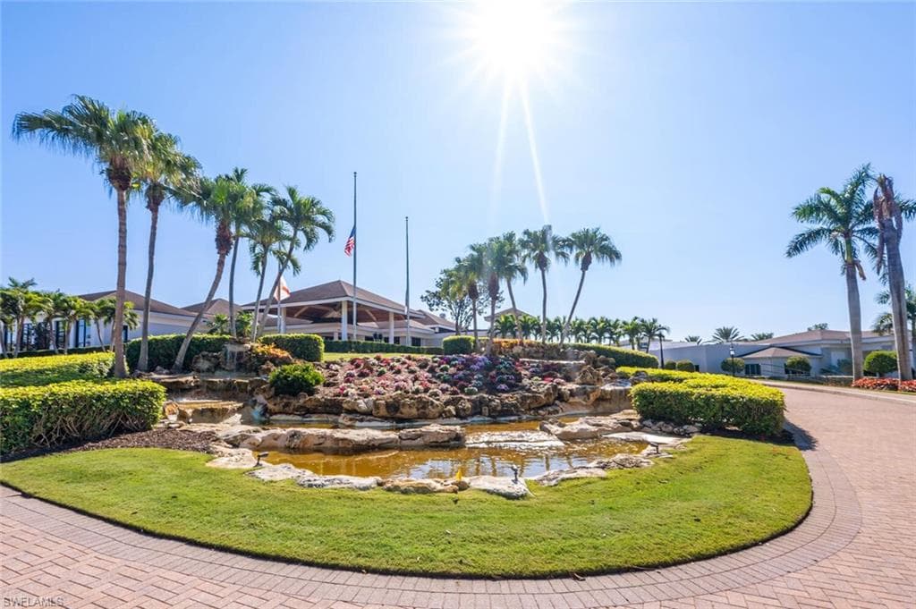 20 Water Oaks WAY # 10, NAPLES FL 34105-32