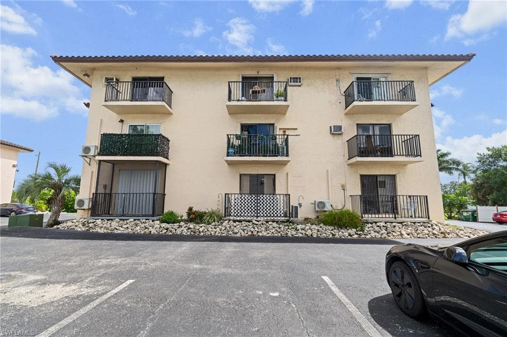 830 Wiggins Pass RD # 14, NAPLES FL 34110-19