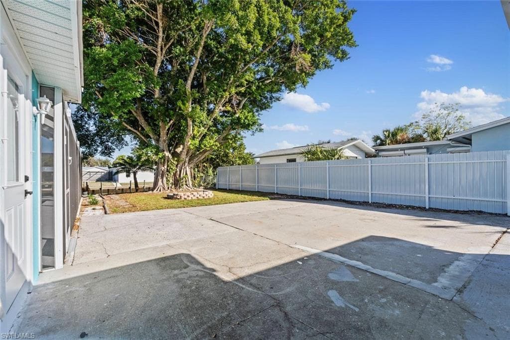 12511 Davis BLVD, FORT MYERS FL 33905-23