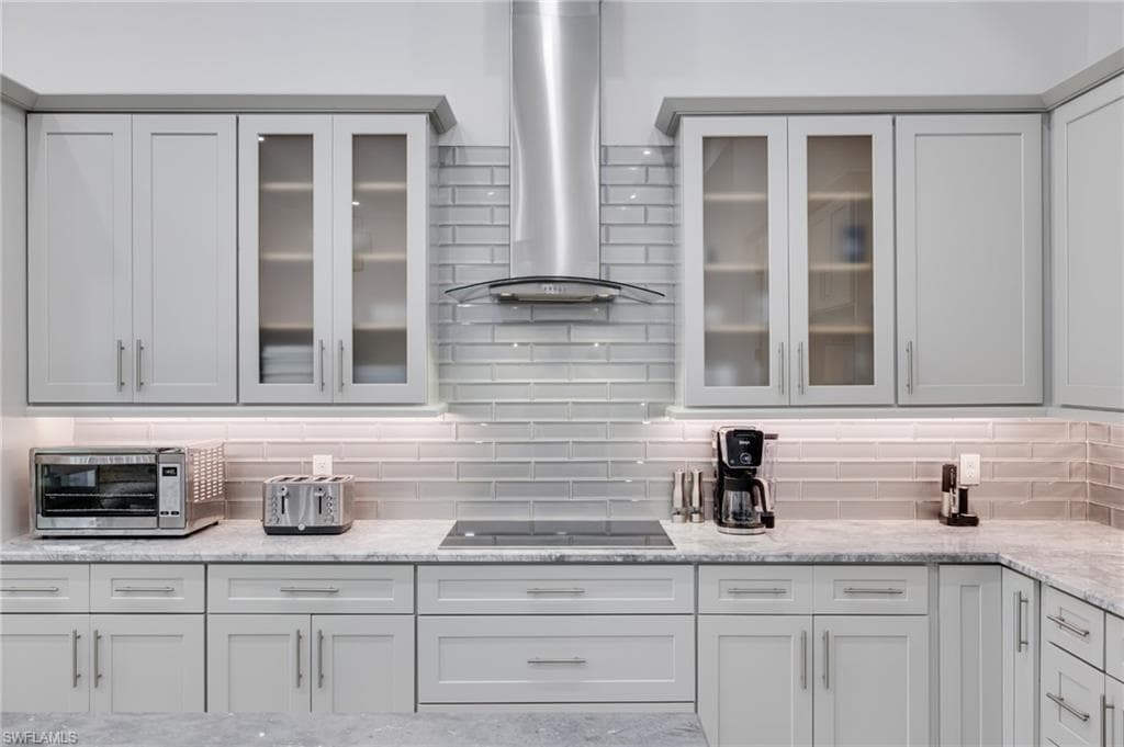 6423 Livingston Woods LN, NAPLES FL 34109-2