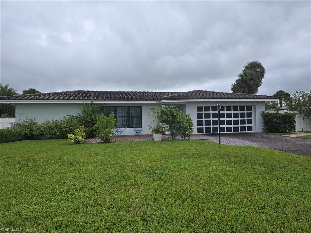 211 Richmond AVE S, LEHIGH ACRES FL 33936-2