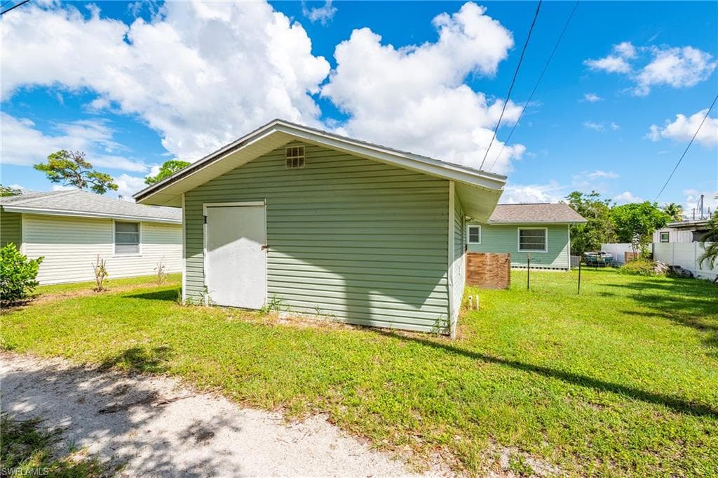 2432 Washington AVE, NAPLES FL 34112-18