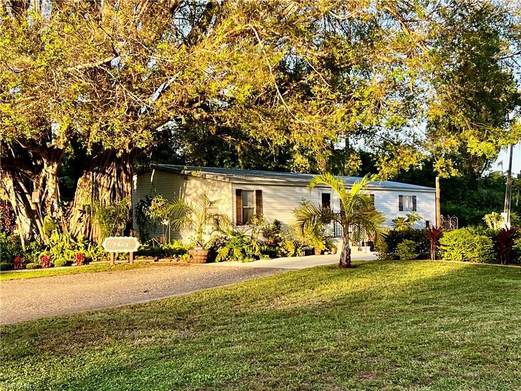 7623/7621 Breeze DR, NORTH FORT MYERS FL 33917-1