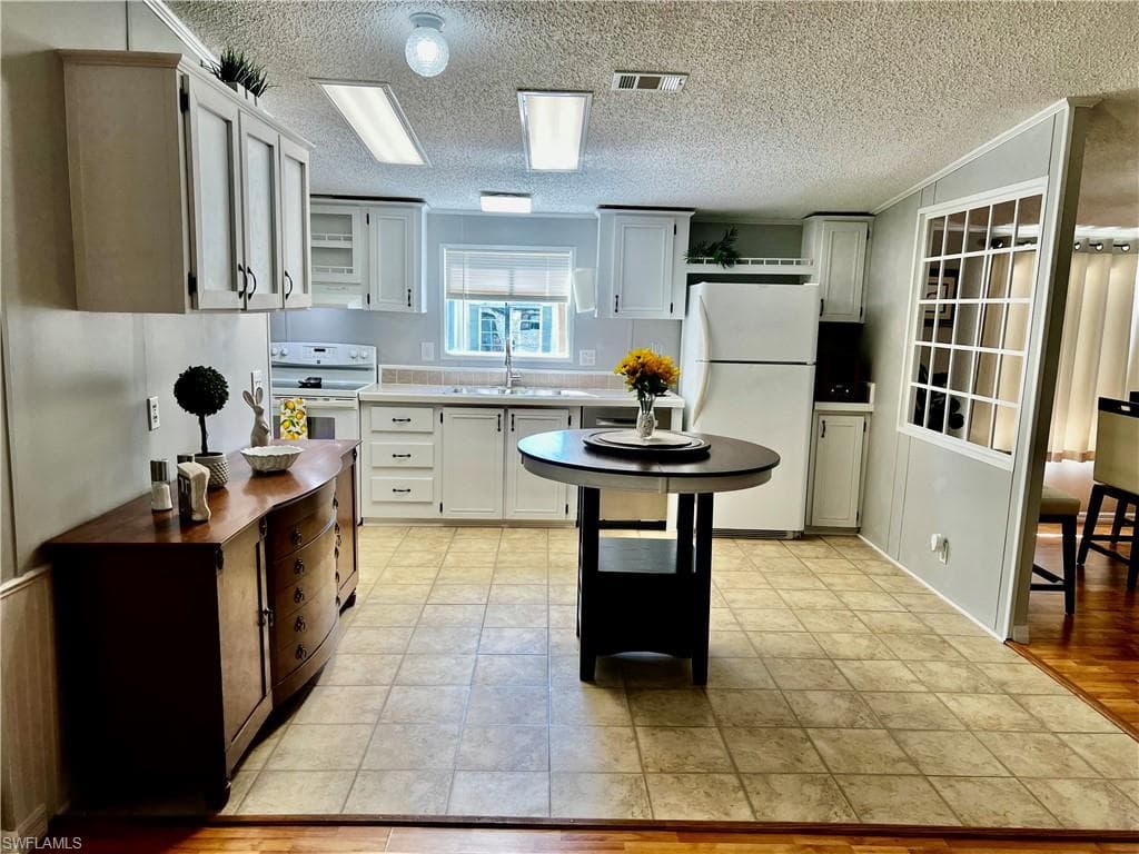 7623/7621 Breeze DR, NORTH FORT MYERS FL 33917-6