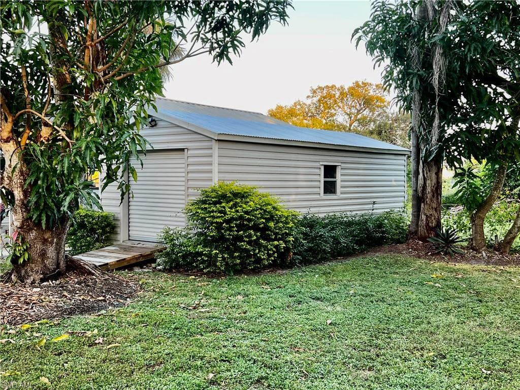 7623/7621 Breeze DR, NORTH FORT MYERS FL 33917-2