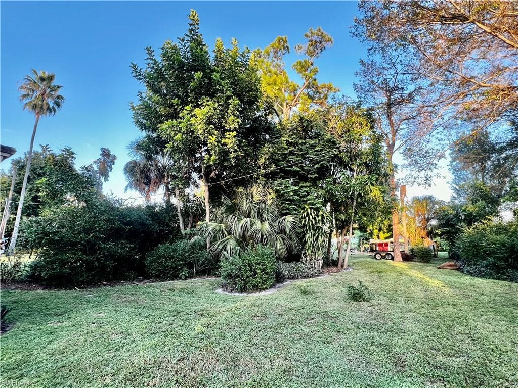 7623/7621 Breeze DR, NORTH FORT MYERS FL 33917-31