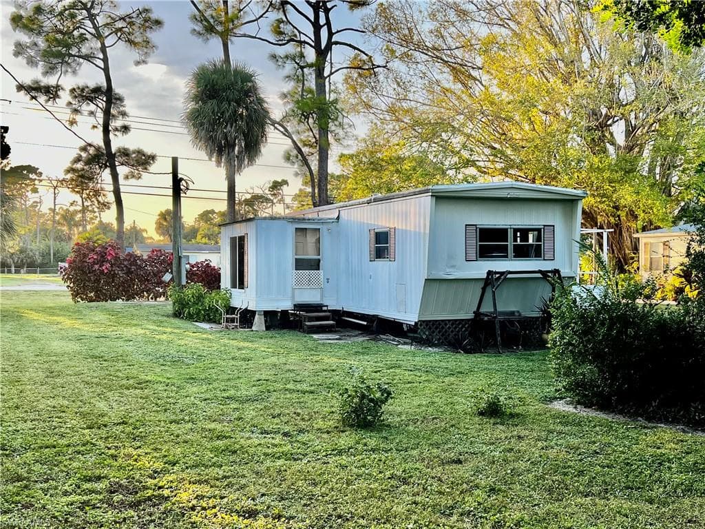 7623/7621 Breeze DR, NORTH FORT MYERS FL 33917-29