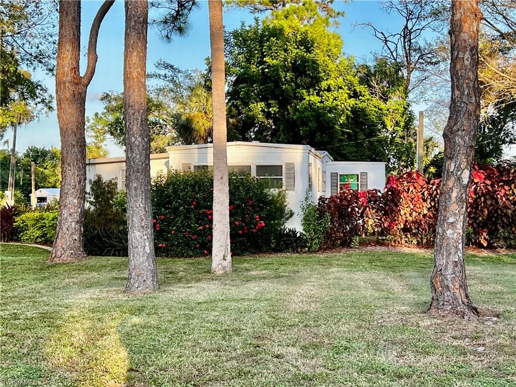 7623/7621 Breeze DR, NORTH FORT MYERS FL 33917-30