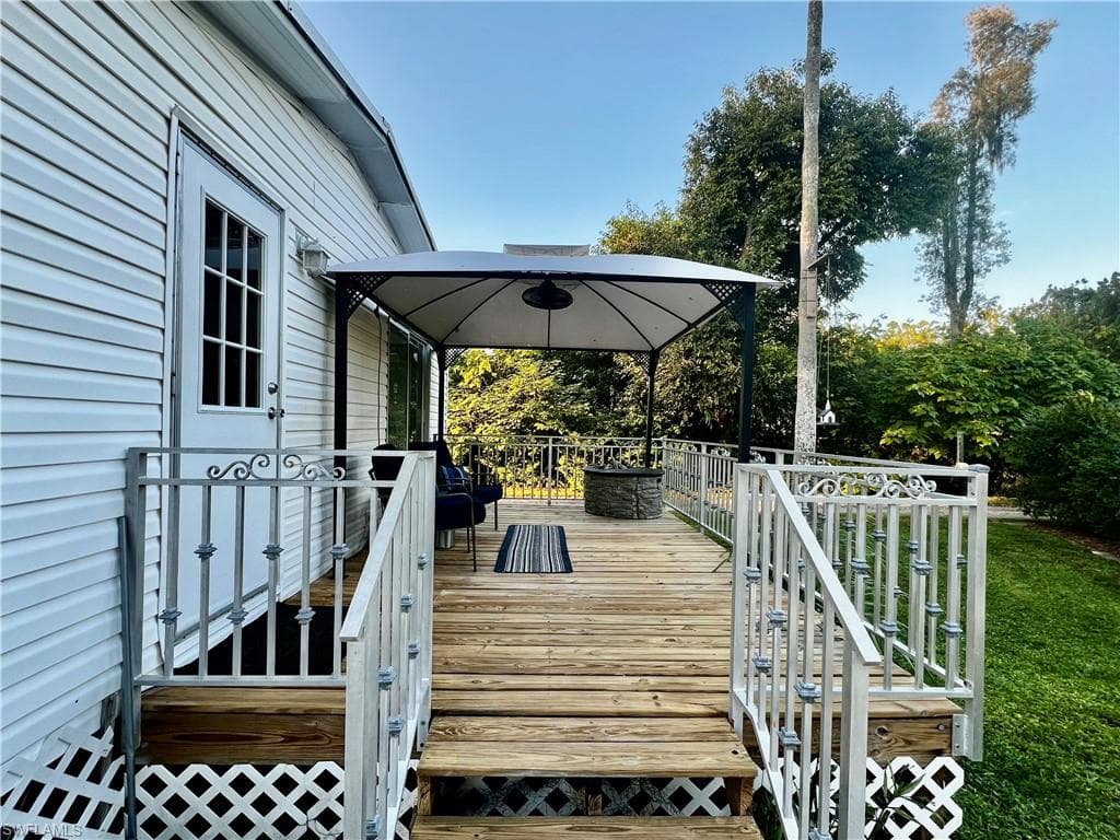 7623/7621 Breeze DR, NORTH FORT MYERS FL 33917-24