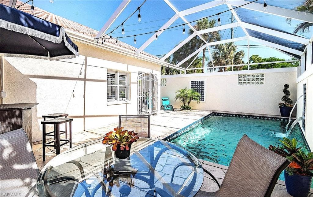 102 Palm Frond CT, NAPLES FL 34104-1