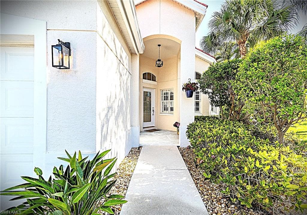 102 Palm Frond CT, NAPLES FL 34104-4