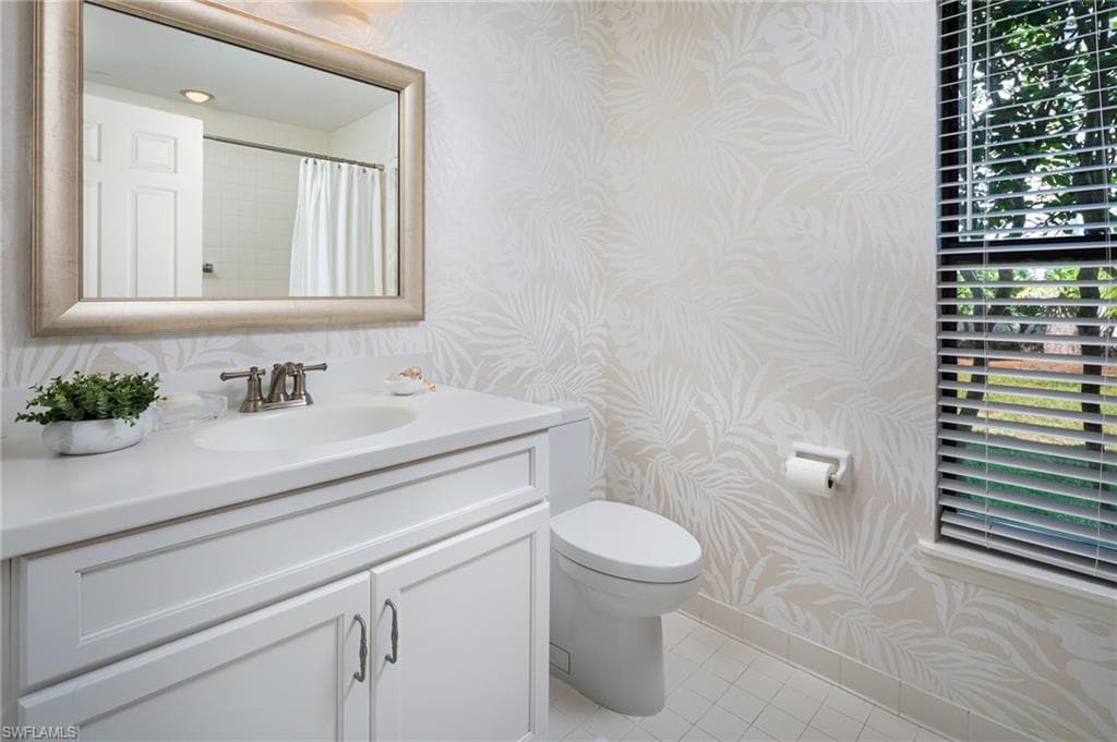 301 Courtside DR, NAPLES FL 34105-10