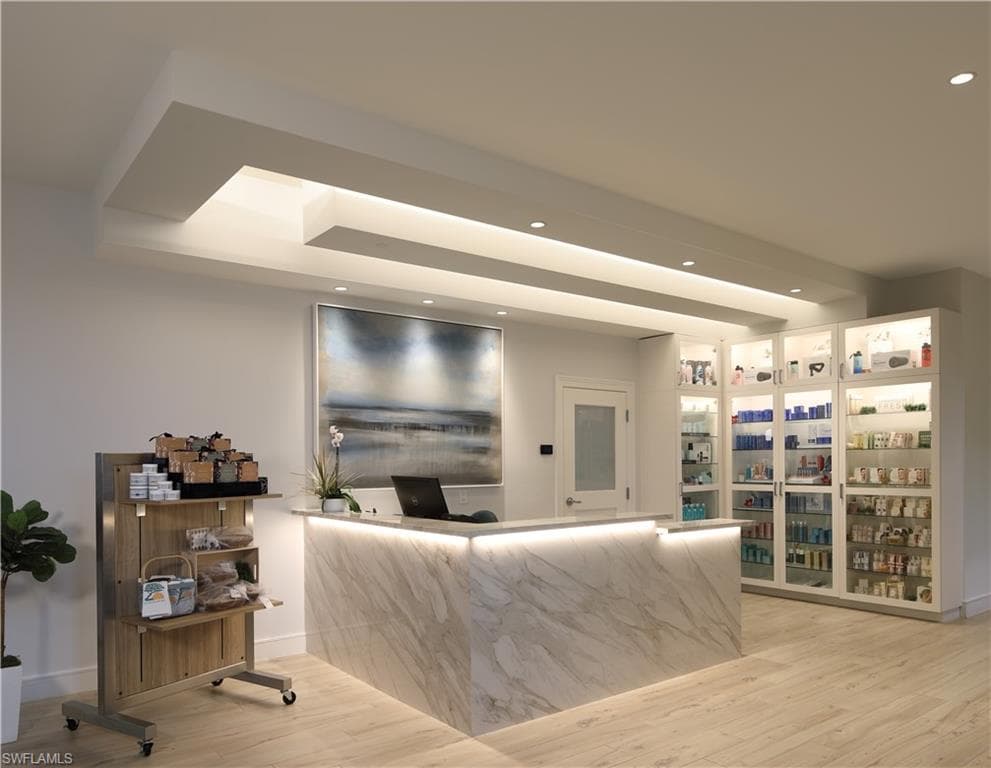 301 Courtside DR, NAPLES FL 34105-28