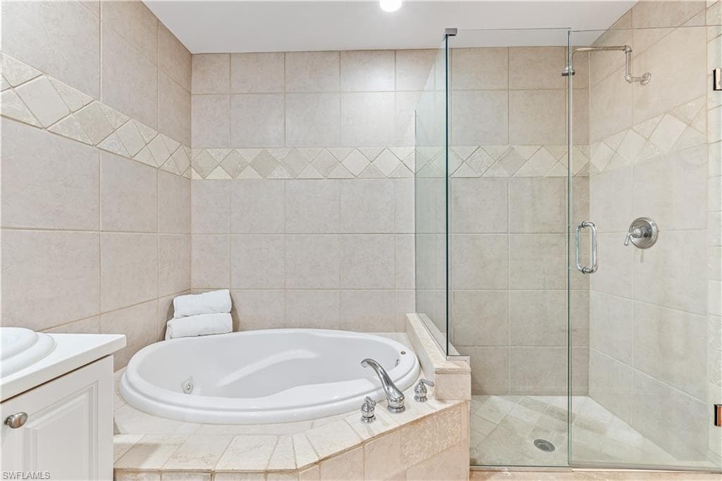 2790 Kings Lake BLVD # 202, NAPLES FL 34112-16