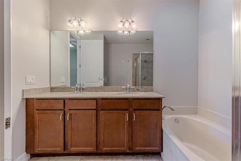 7738 Bristol CIR, NAPLES FL 34120-21