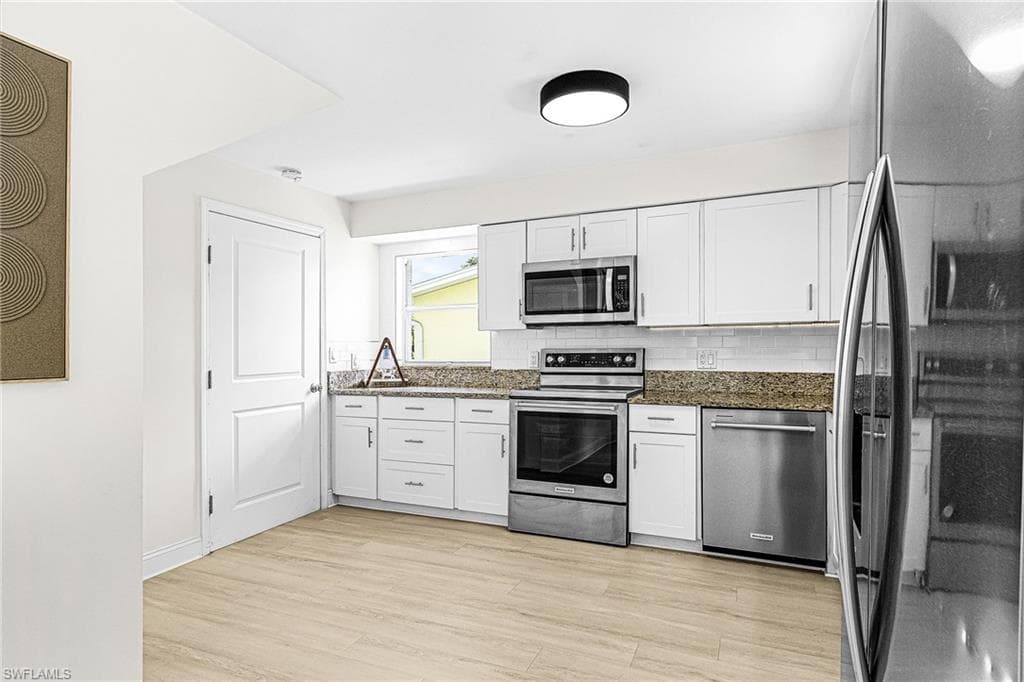 1060 Cooper DR, NAPLES FL 34103-12