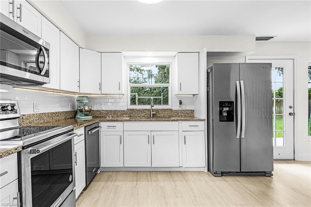 1060 Cooper DR, NAPLES FL 34103-11