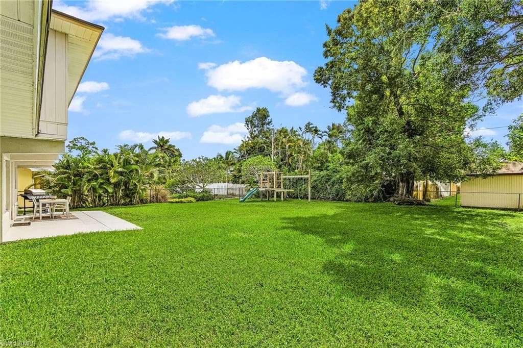 1060 Cooper DR, NAPLES FL 34103-27
