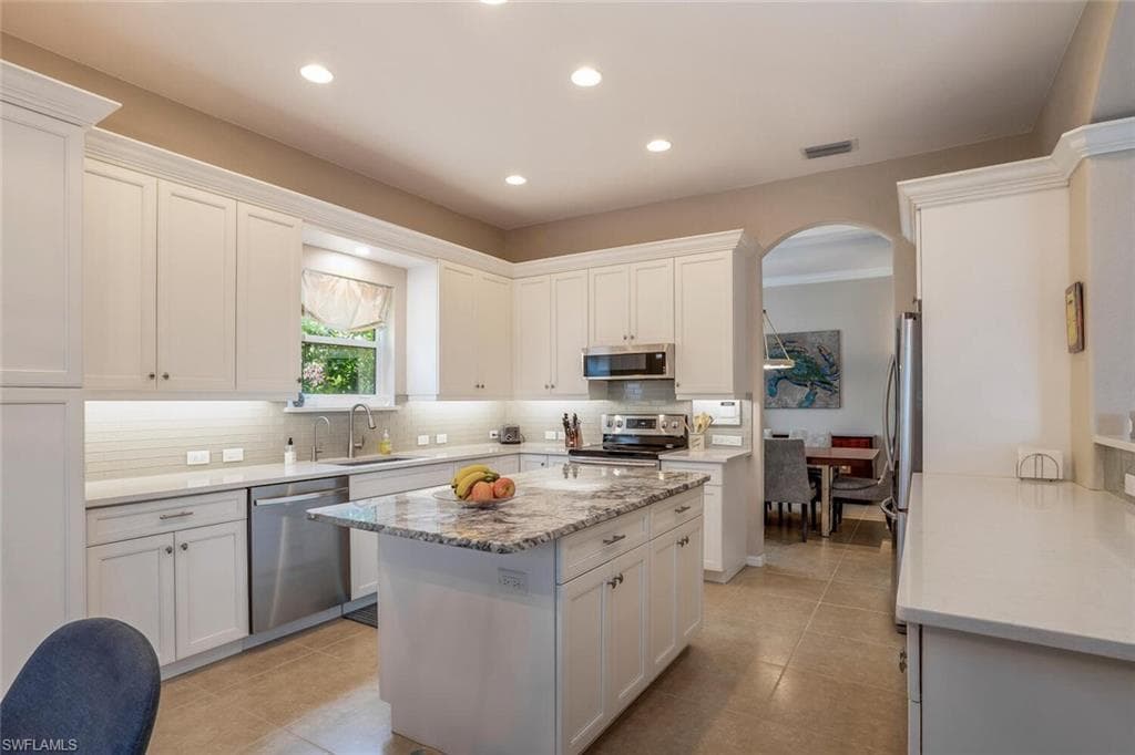 2839 Lone Pine LN, NAPLES FL 34119-8