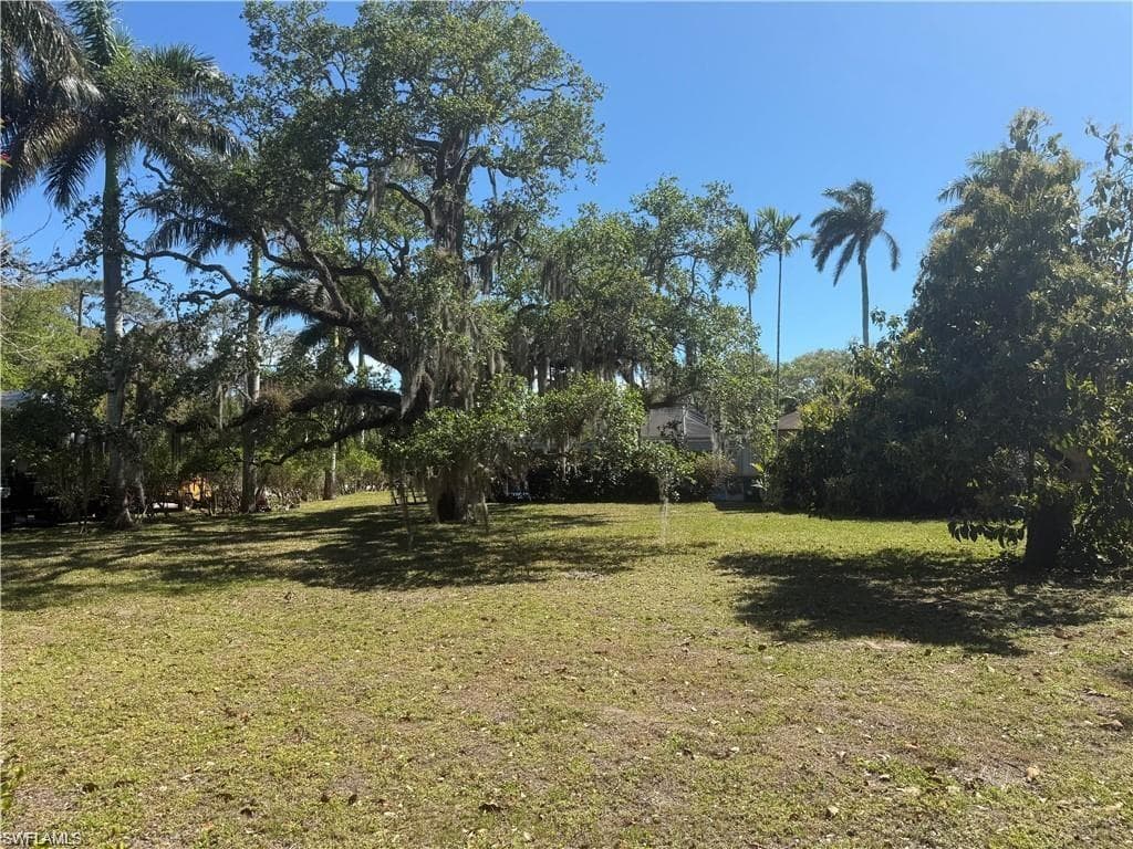 1063 Shadowlawn DR, NAPLES FL 34104-11