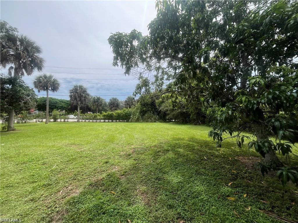 1063 Shadowlawn DR, NAPLES FL 34104-17