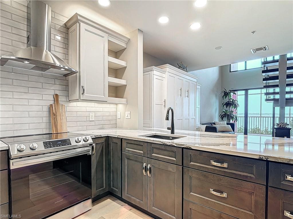 2745 1st ST # 111, FORT MYERS FL 33916-4