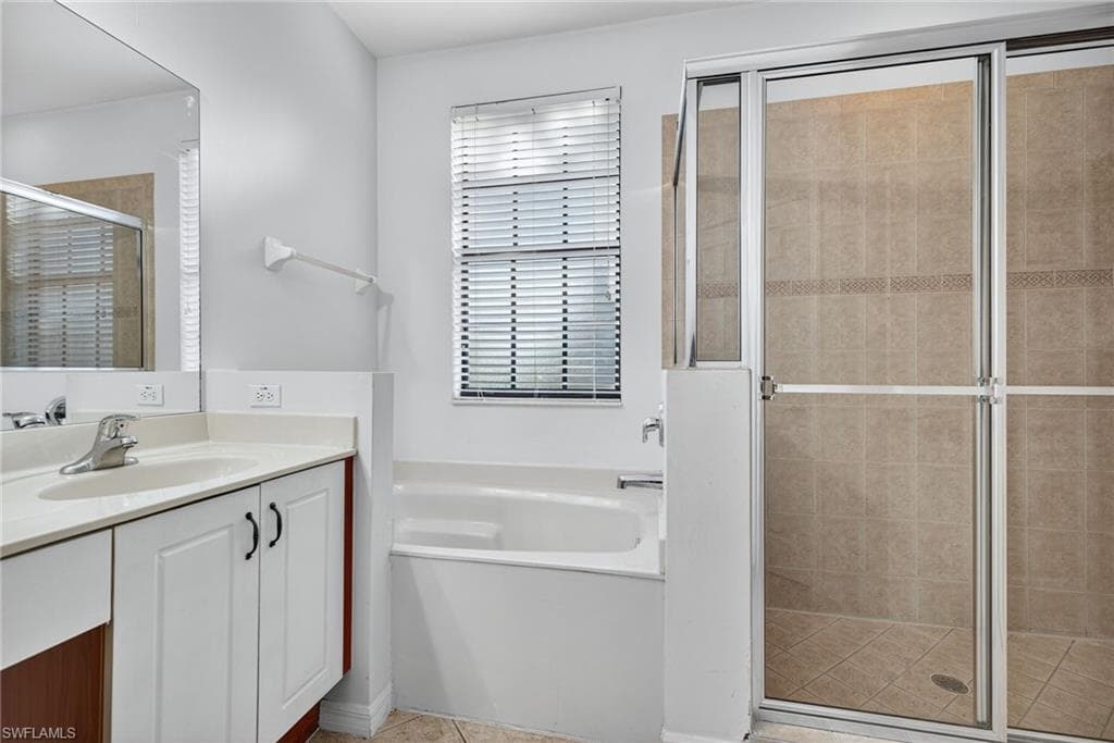 7666 Bristol CIR, NAPLES FL 34120-9