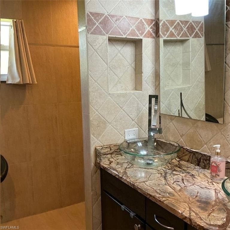 882 Bluebird ST, NAPLES FL 34104-4