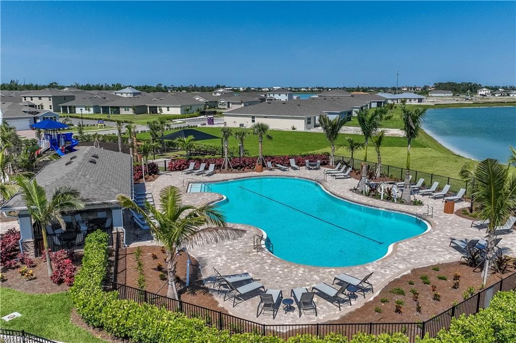 539 Spring Hill Lake LOOP, CAPE CORAL FL 33993-22