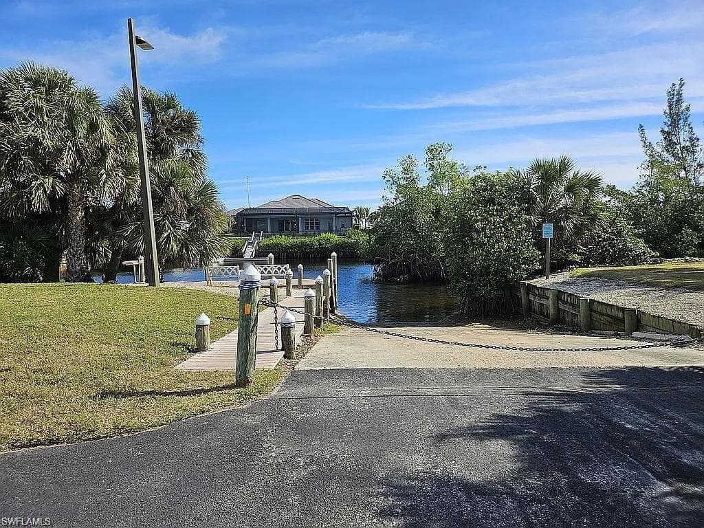 6123 Lake Front DR, FORT MYERS FL 33908-23