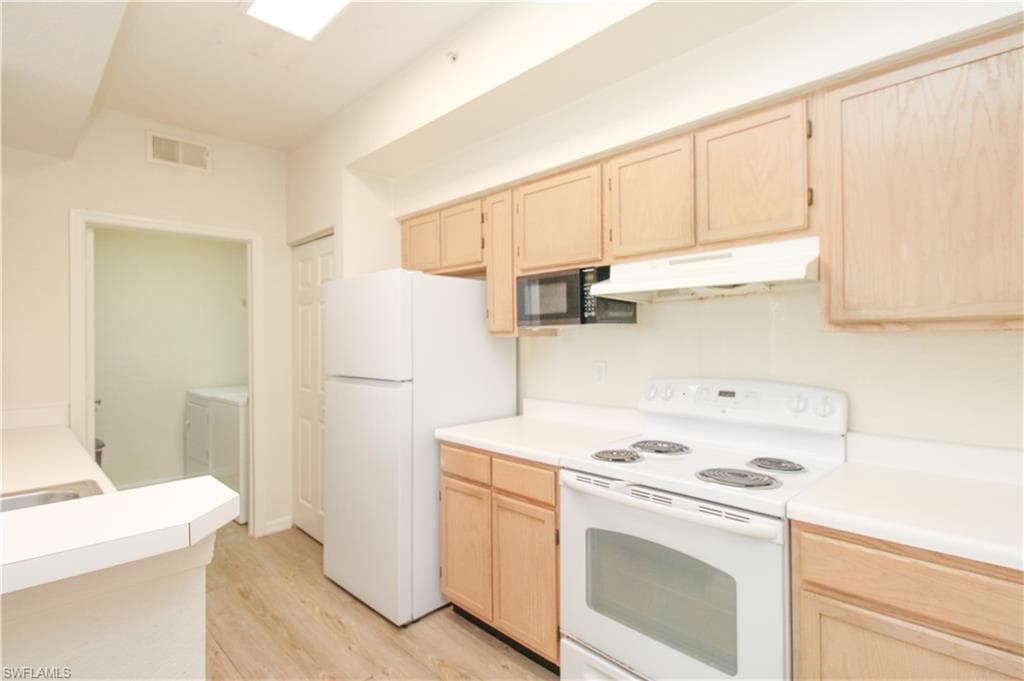 4630 Saint Croix LN # 827, NAPLES FL 34109-38