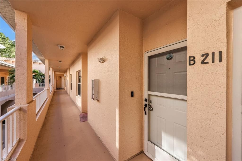 1044 Woodshire LN # B211, NAPLES FL 34105-2
