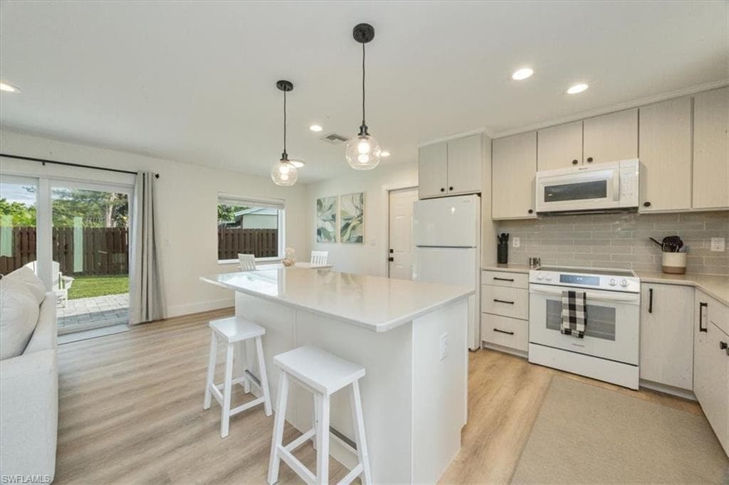 3560 Corana WAY, NAPLES FL 34105-4